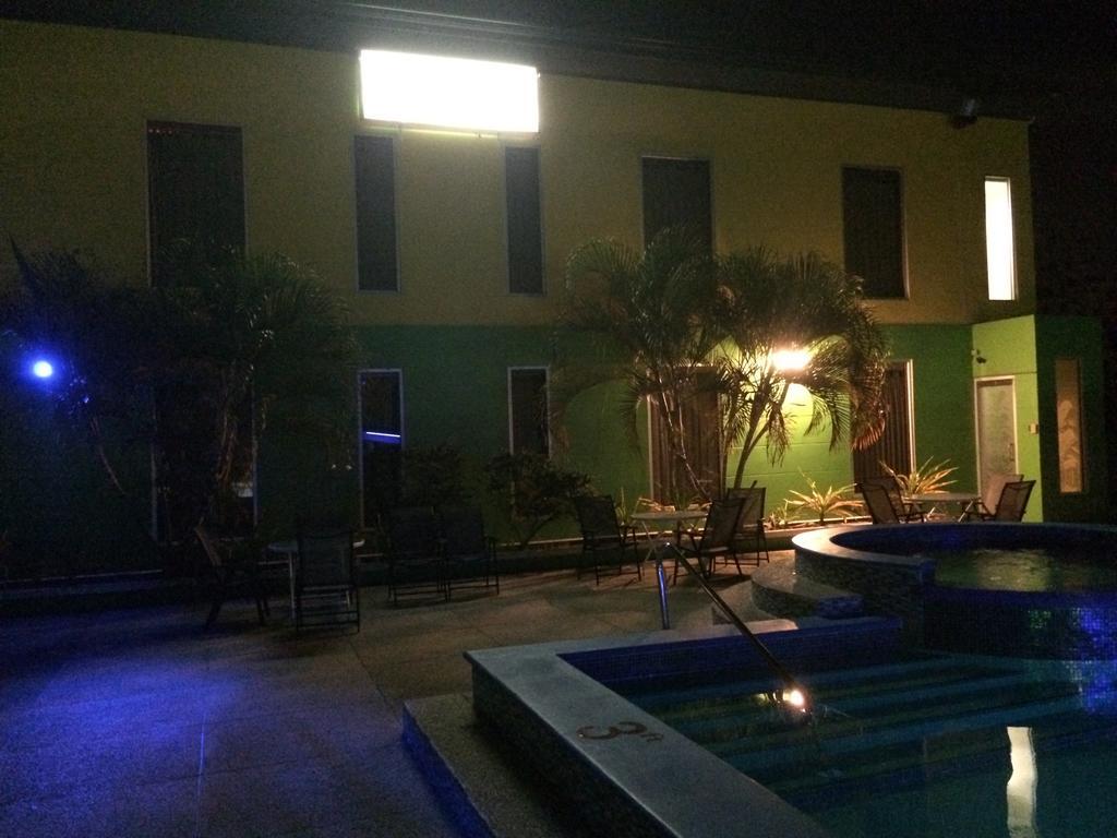 Piarco Airport Suites Hotel מראה חיצוני תמונה