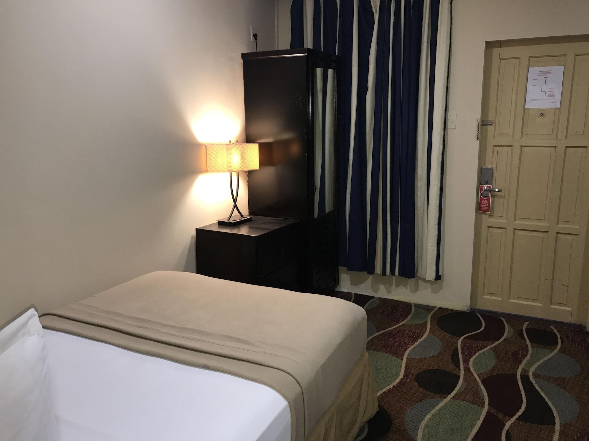 Piarco Airport Suites Hotel מראה חיצוני תמונה