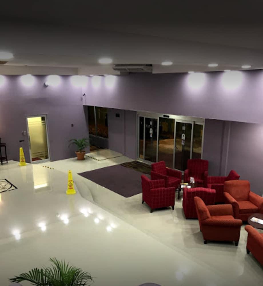 Piarco Airport Suites Hotel מראה חיצוני תמונה