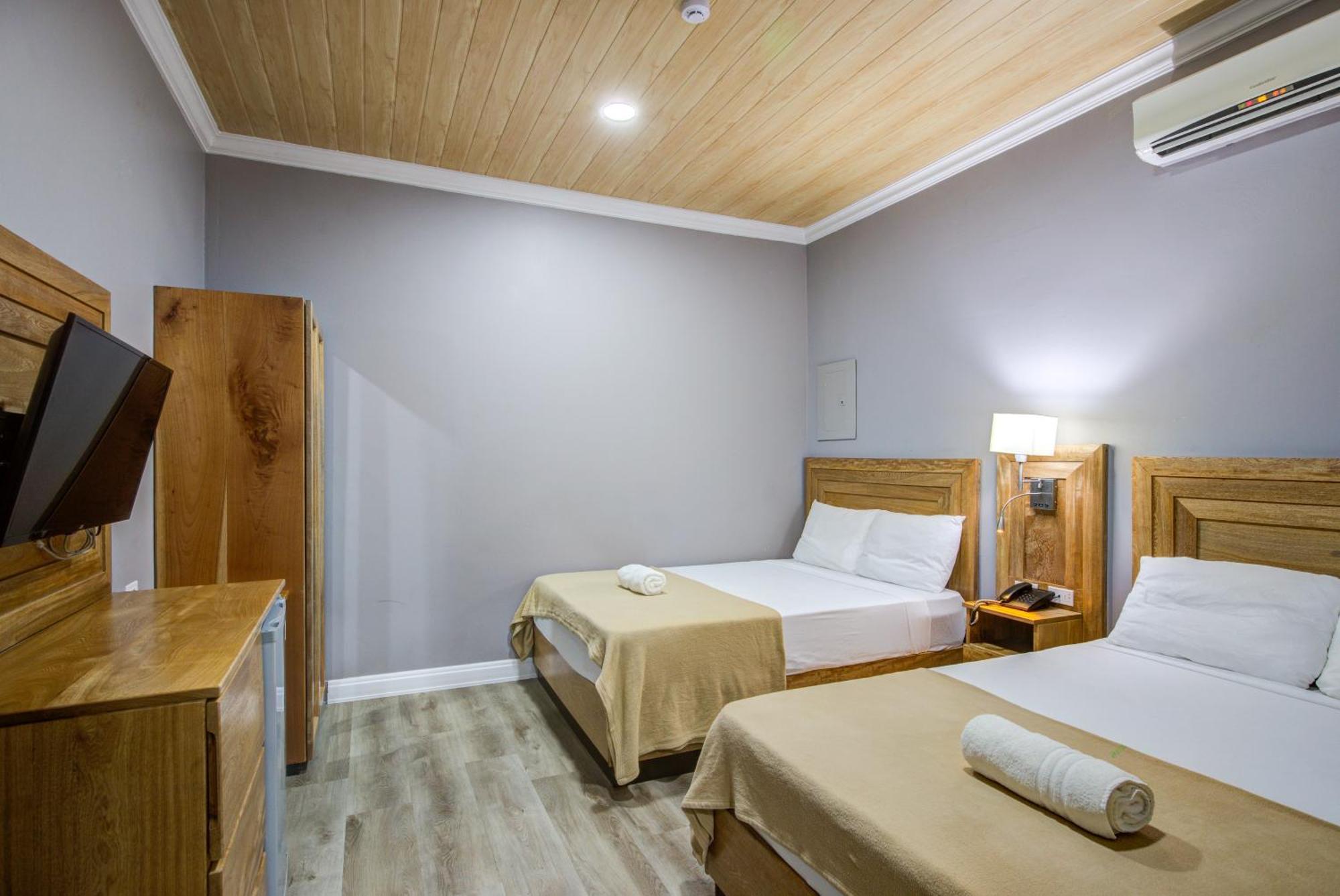 Piarco Airport Suites Hotel מראה חיצוני תמונה