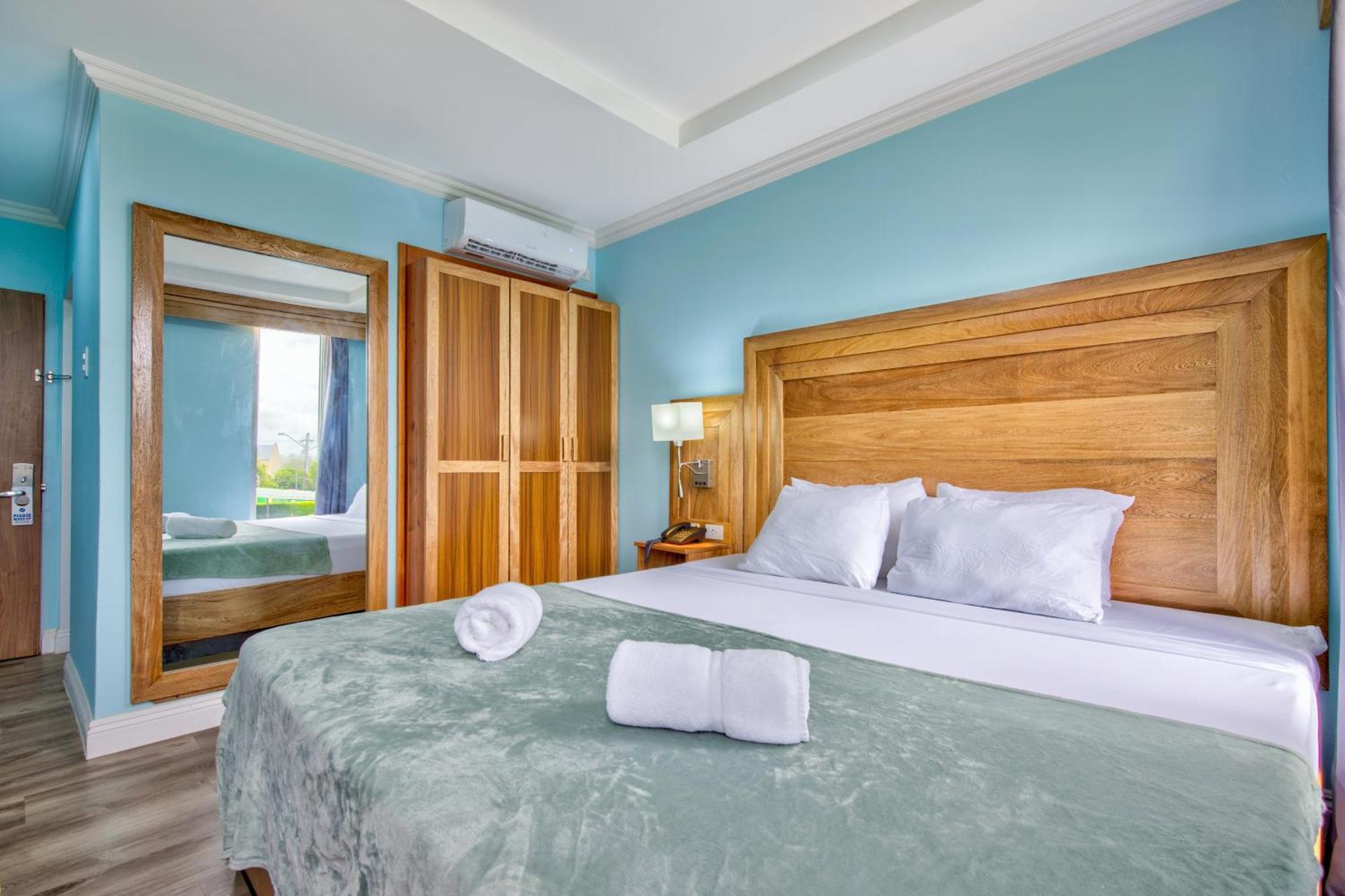 Piarco Airport Suites Hotel מראה חיצוני תמונה