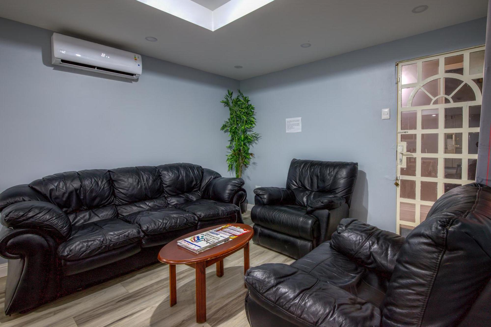 Piarco Airport Suites Hotel מראה חיצוני תמונה