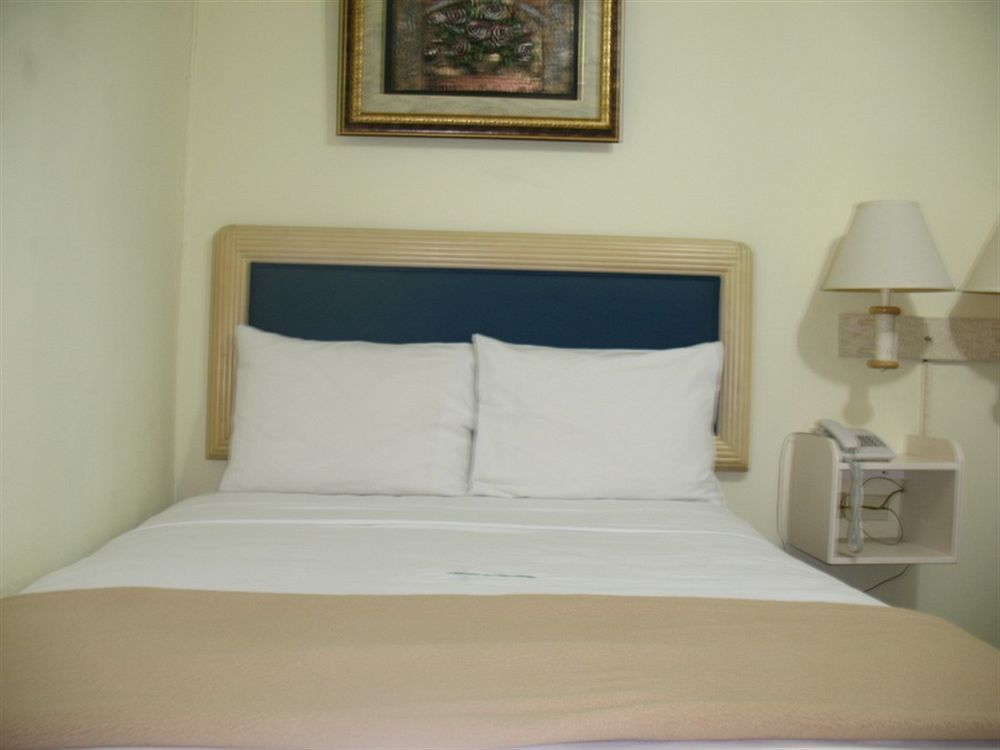 Piarco Airport Suites Hotel מראה חיצוני תמונה